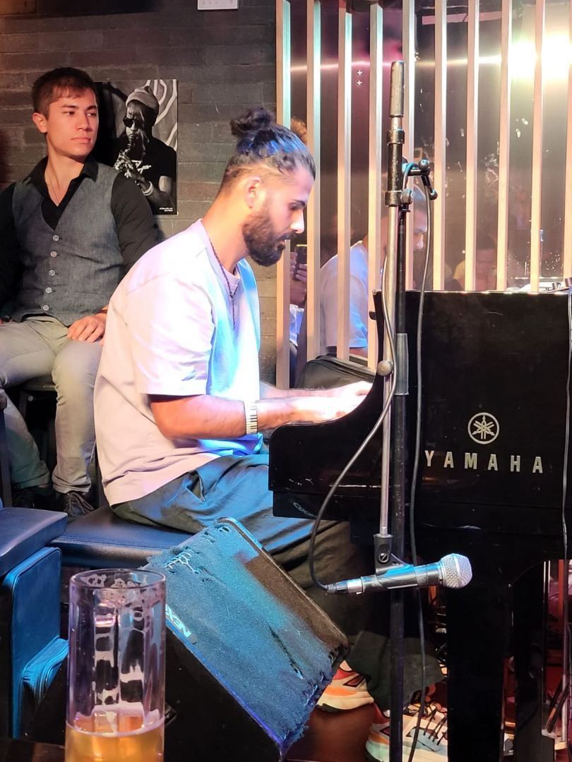 Fantastic oriental electronic music sounds in Paris