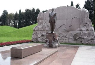 Tribute held at honorary alley for national leader Heyday Aliyev