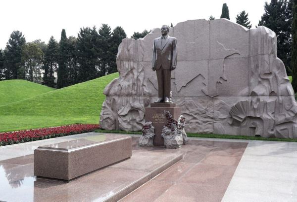Tribute held at honorary alley for national leader Heyday Aliyev
